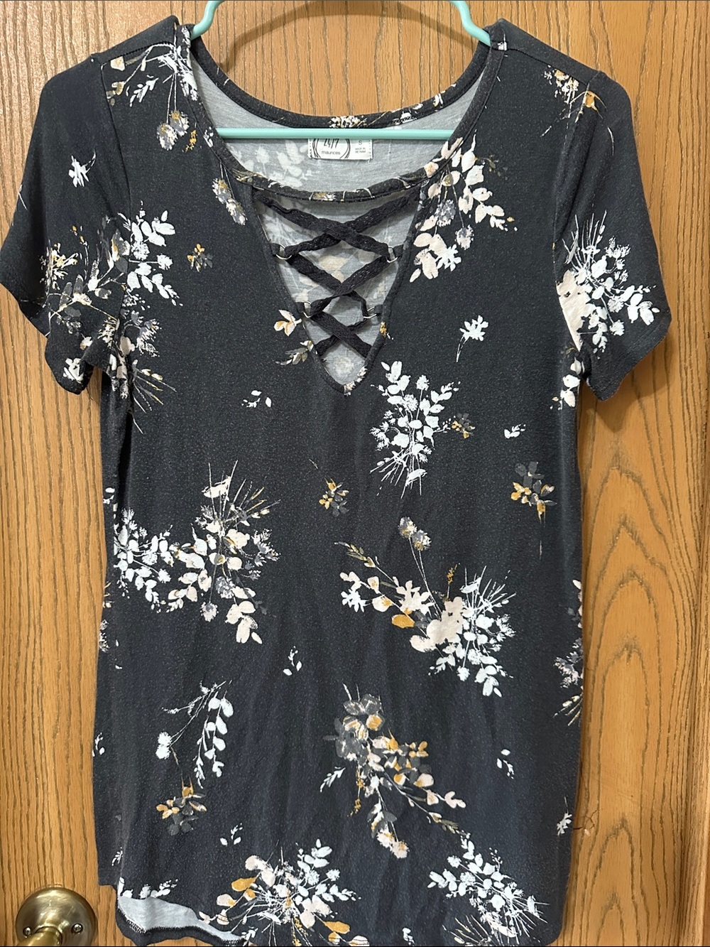 Women’s Lace-Up V-Neck Floral Top - Black